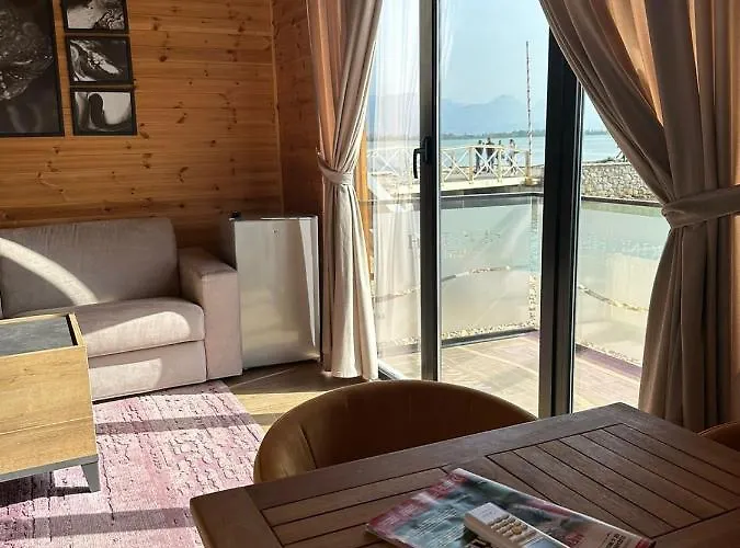 Villa Kingfish Restaurant & Boutique *